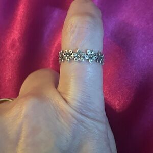 Pandora Dazzling Daisy Meadows Ring. Size 7 1/2. Silver